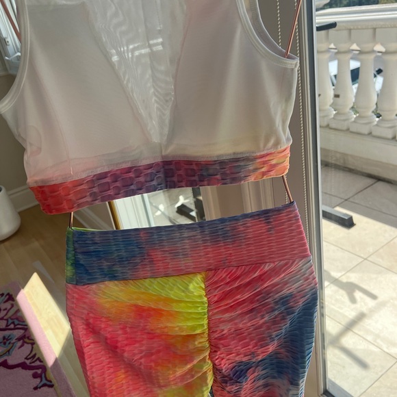 Colorful scrunch butt leggings set in size large - Picture 2 of 3